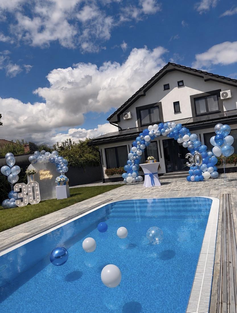 Piscina deschisă, cu baloane, într-o zi cu soare