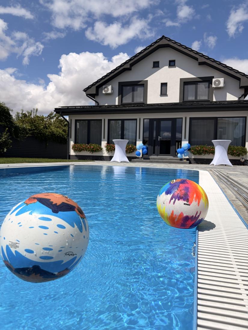 Vila și piscina descoperită, într-o zi cu soare