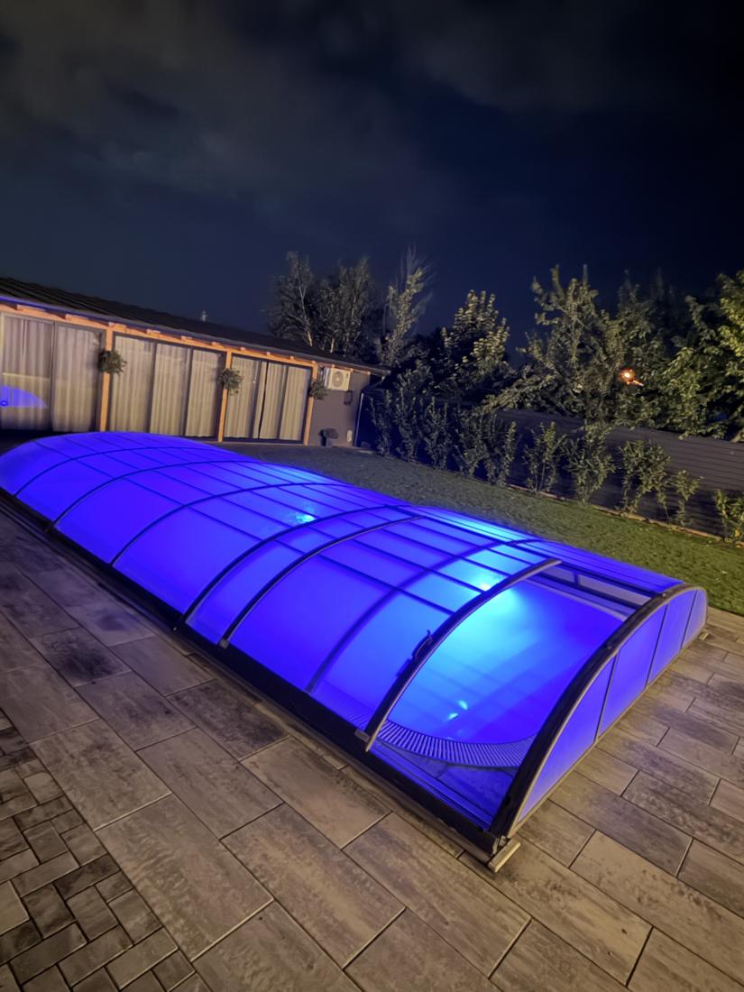 Piscina acoperită, luminată albastru