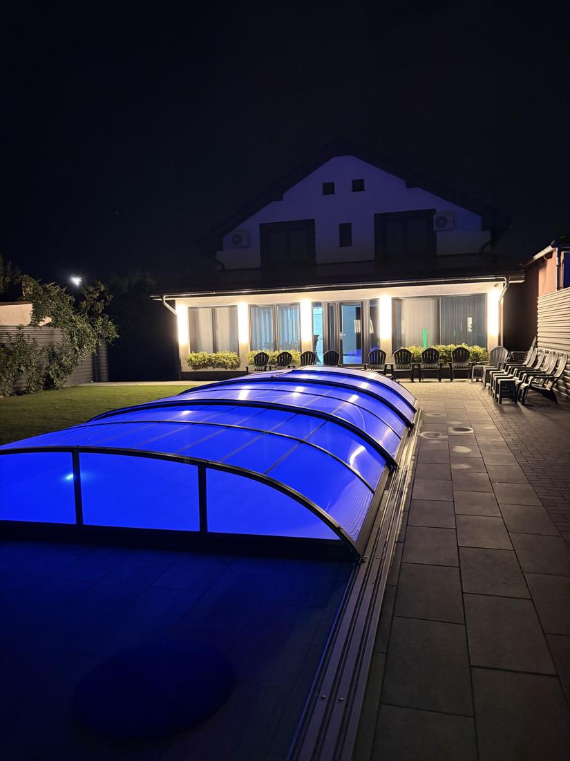 Piscina acoperită, luminată albastru, seara
