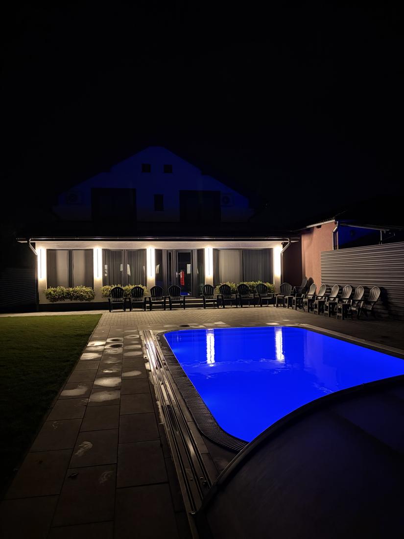 Piscina deschisă noaptea