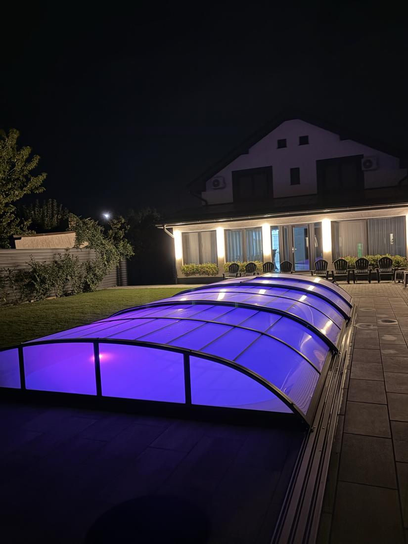 Piscina acoperită, luminată mov
