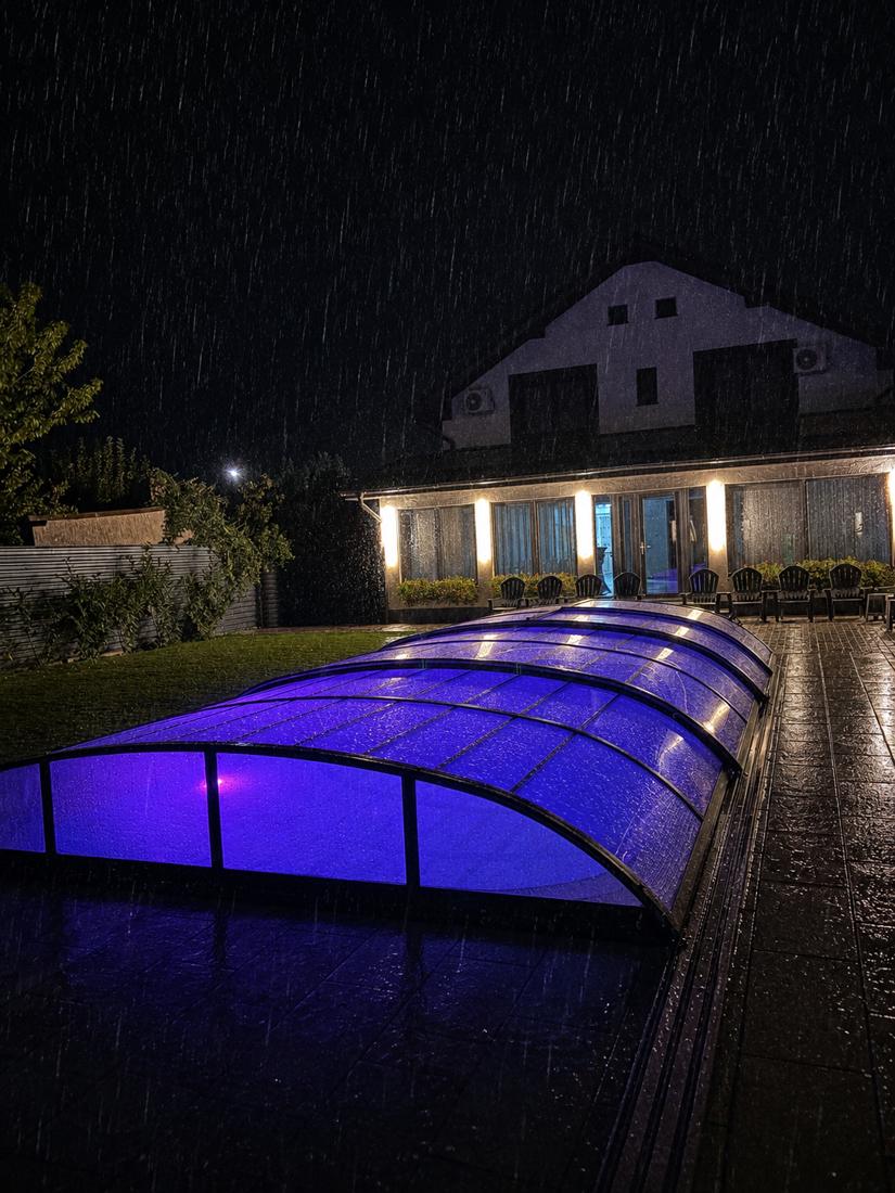 Vila și piscina într-o seară cu ploaie